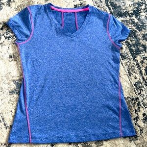 Everlast v- neck T-shirt size medium